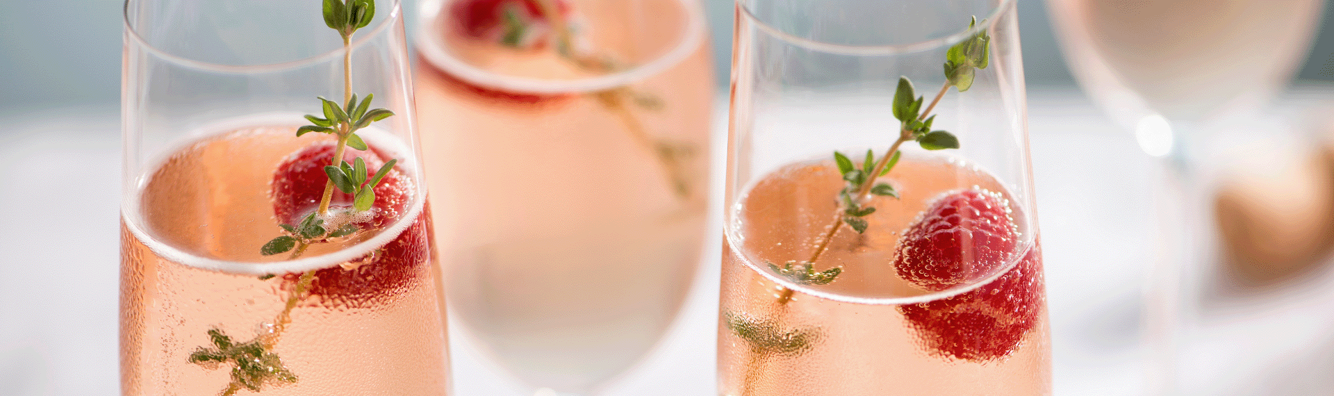 verre de crémant de bourgogne brut rosé